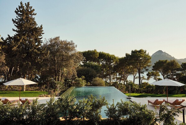 Seasonal outdoor pool, pool umbrellas, sun loungers