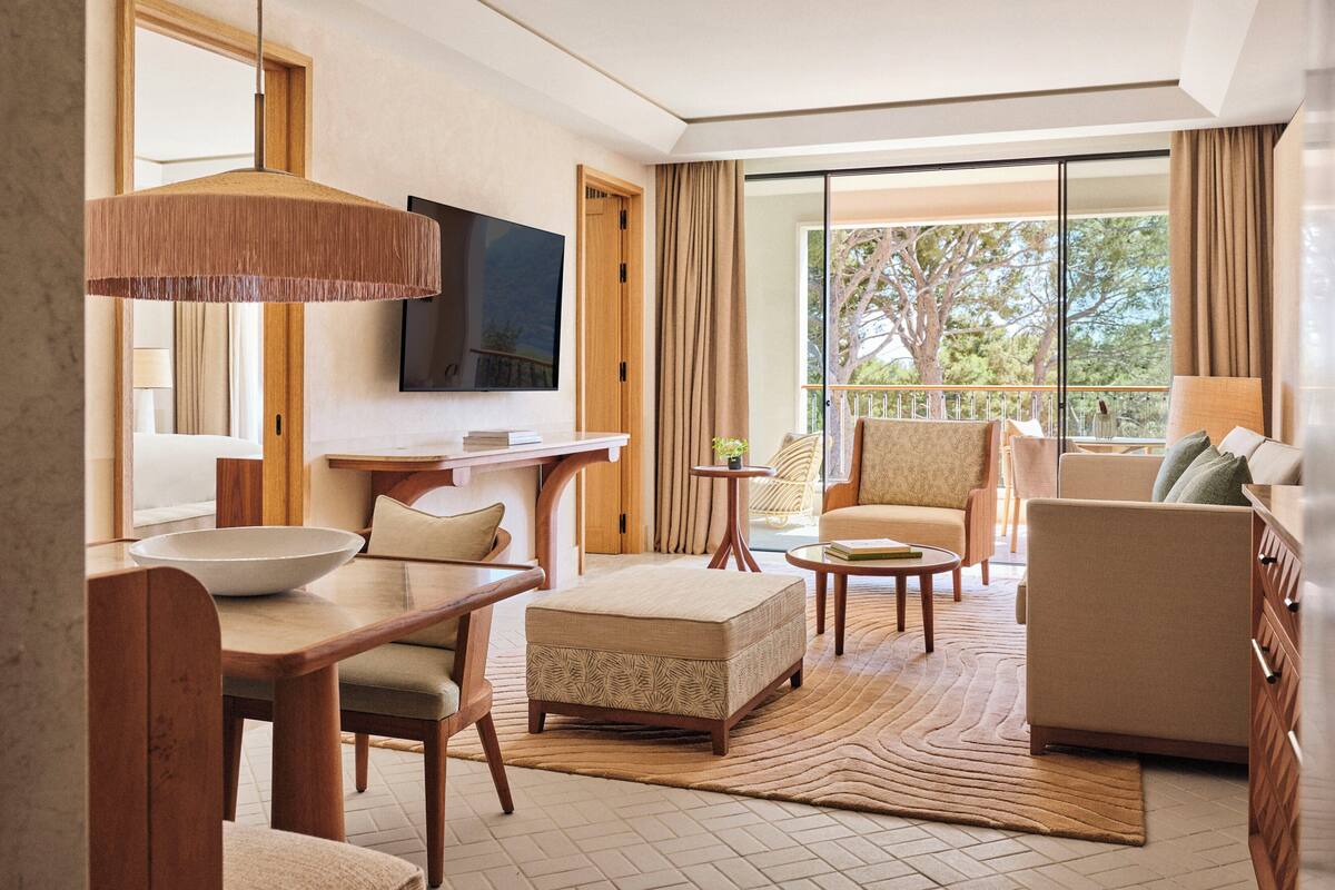 Grand Suite (Pine View) | Living room