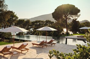 Seasonal outdoor pool, pool umbrellas, sun loungers - Four Seasons Mallorca at Formentor (Pollenca)