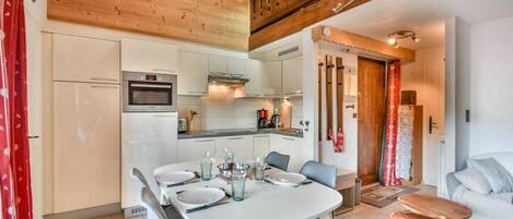 冷蔵庫、電子レンジ、オーブン、食器洗い機