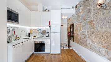 Refrigerador, microondas, horno y cafetera y tetera