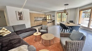 A modern living room with a sofa, armchairs, a coffee table, and a dining area with chairs and a table. - 3rd floor, sauna, balcony, tv, ski locker, 115m², Vars (Vars)