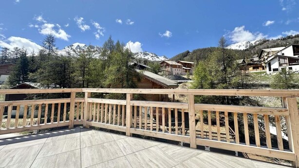 A wooden deck with a railing overlooking a mountainous landscape. - 3rd floor, sauna, balcony, tv, ski locker, 115m², Vars (Vars)