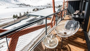 A balcony with a view of snow-covered mountains, a white chair, and a table with a glass. - 200m from ski slopes, 5th floor, view mountain, balcony, ski locker, 50m², Tignes (Tignes)