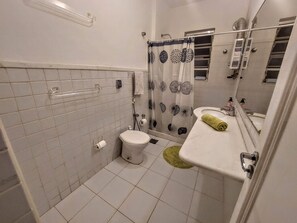 Hårtork, handdukar, tvål och toalettpapper