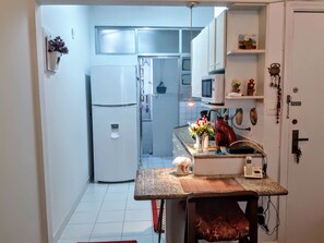 Mikrovågsugn, ugn, spishäll och grytor/köksredskap