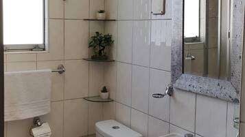 Sèche-cheveux, serviettes fournies, savon, papier toilette