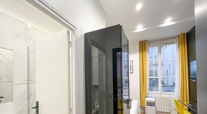 Dusche, Haartrockner, Handtücher, Shampoo