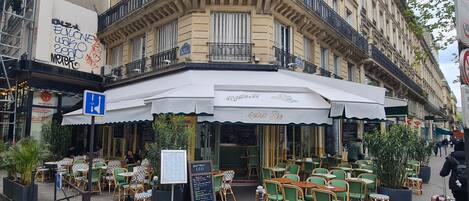 تناول الطعام بالخارج