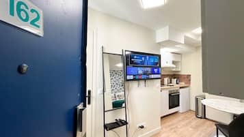 Coffee/tea maker, fridge, oven, electric kettle