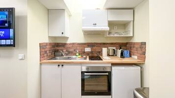 Een koelkast, een oven, een koffiezetapparaat/waterkoker