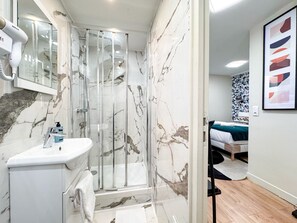 Douche, serviettes fournies