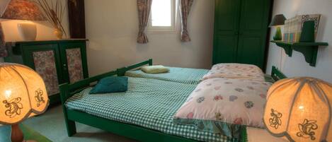 3 bedrooms, bed sheets