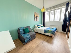 1 habitación, tabla de planchar con plancha, wifi gratis y ropa de cama