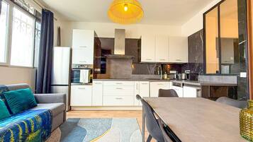 Fridge, microwave, oven, coffee/tea maker