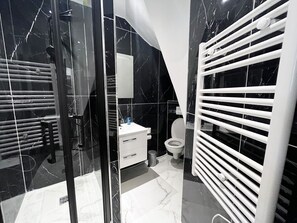 シャワー、ヘアドライヤー、タオル