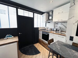 Réfrigérateur, four à micro-ondes, un four, cafetière-théière