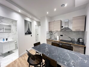 Réfrigérateur, micro-ondes, four, cafetière/bouilloire