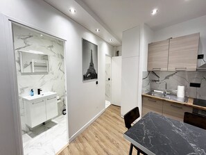 Een koelkast, een magnetron, een oven, een koffiezetapparaat/waterkoker