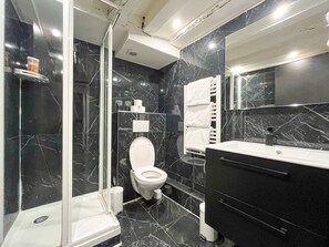 シャワー、ヘアドライヤー、タオル、シャンプー