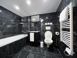 Dusche, Haartrockner, Handtücher