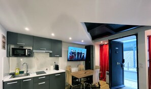 Fridge, microwave, oven, coffee/tea maker