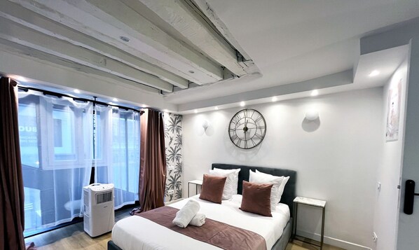 Tabla de planchar con plancha, wifi gratis y ropa de cama