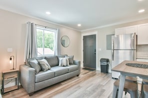 Smart TV - Modern Minimalist Suite 101 (Helen)