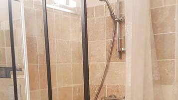 Douche, serviettes fournies