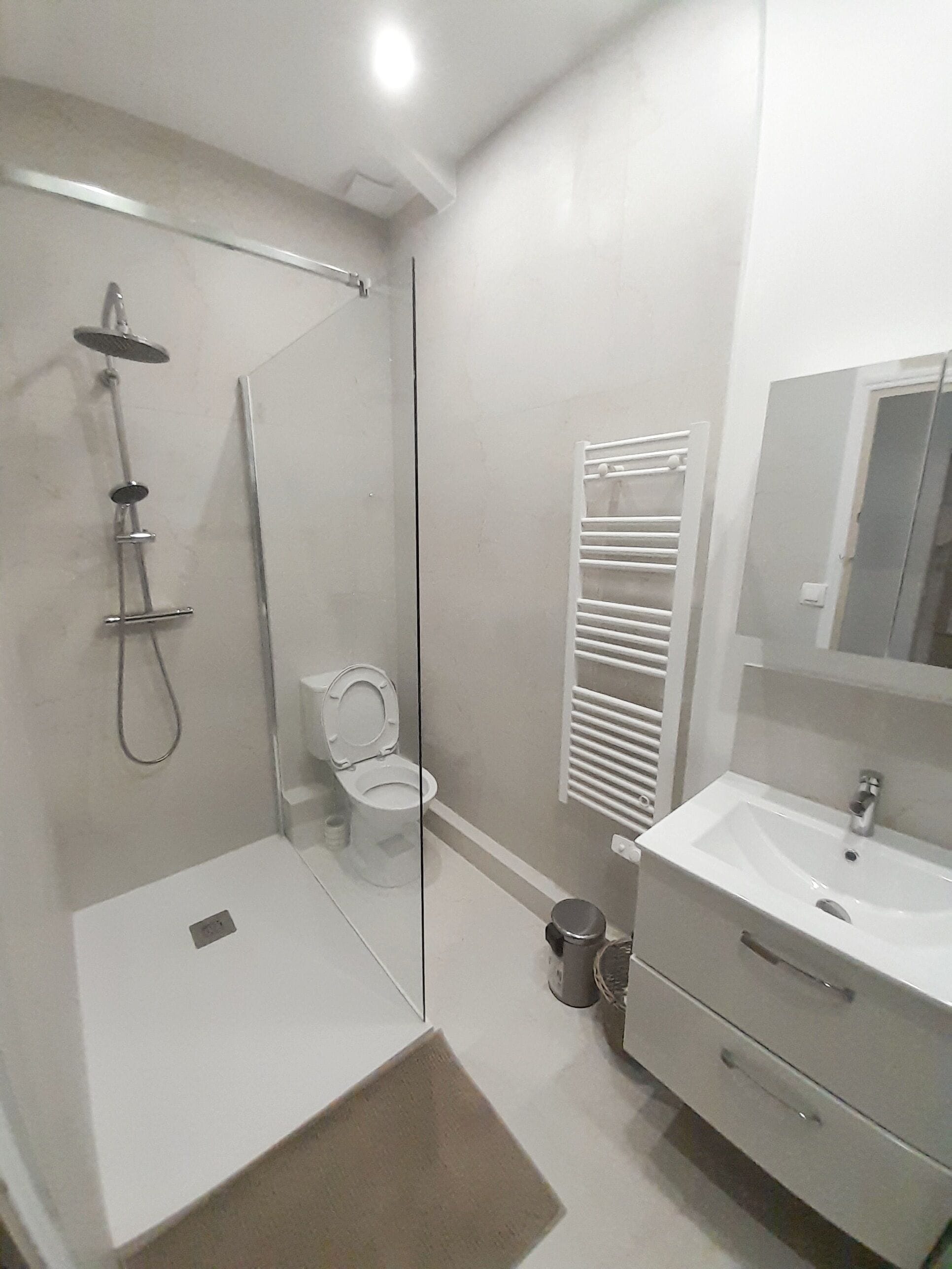 Een douche, handdoeken