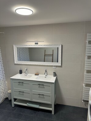 Sèche-cheveux, serviettes fournies, shampoing, papier toilette