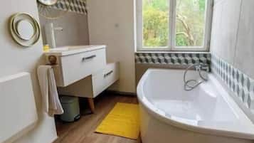 Toalhas de banho, sabonete, shampoo, papel higiĂȘnico