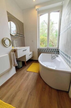 Towels, soap, shampoo, toilet paper