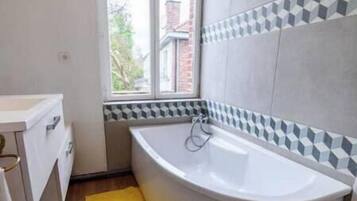 Towels, soap, shampoo, toilet paper