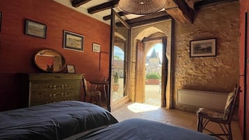 1 chambre, bureau, fer et planche à repasser, lit parapluie