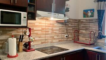 Fridge, microwave, stovetop, coffee/tea maker