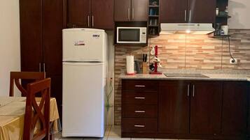 Réfrigérateur, micro-ondes, plaque de cuisson, cafetière/bouilloire