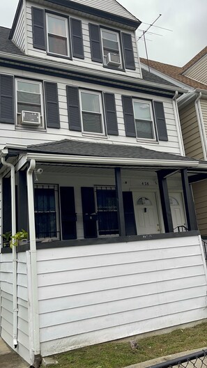 Exterior - The studio apartment has just been redesigned, with floor walls and furniture! (Mount Vernon)