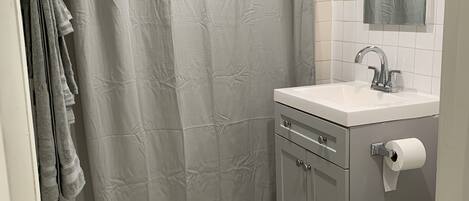 吹风机、毛巾、肥皂、卫生纸