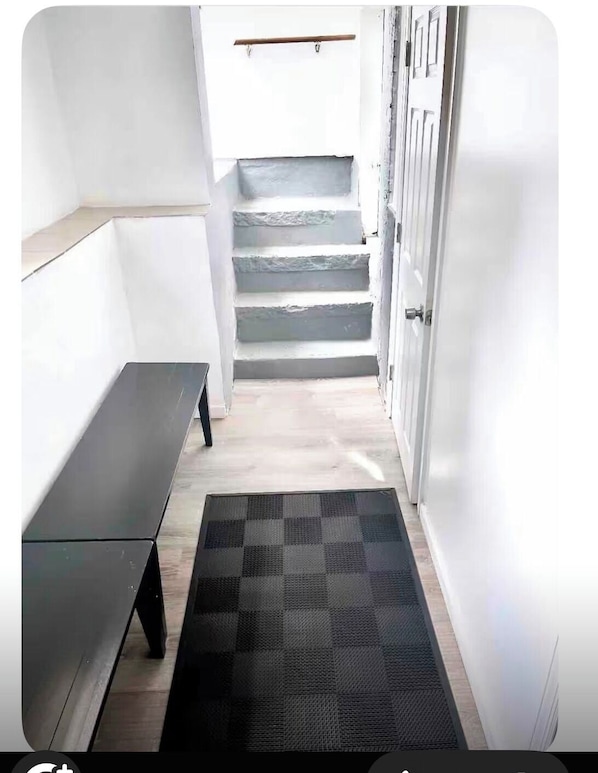 Interior - The studio apartment has just been redesigned, with floor walls and furniture! (Mount Vernon)