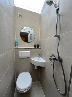 Secador de cabelo, toalhas de banho, sabonete, papel higiênico