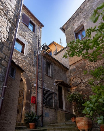 Esterni. Caldo casale nel borgo, su tre livelli con Jacuzzi