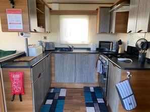 Cabane | Cuisine privée | Réfrigérateur, micro-ondes, four, plaque de cuisson
