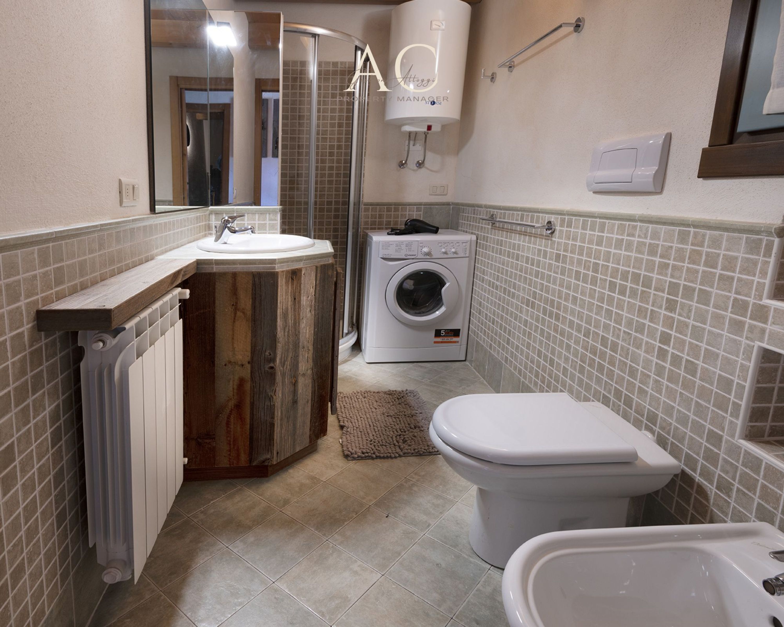 Ein kleines Badezimmer mit Waschbecken, Toilette und Waschmaschine.
