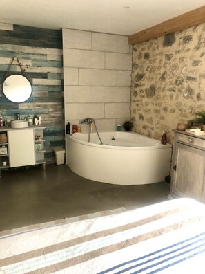 Dusche, Whirlpool, Haartrockner, Handtücher