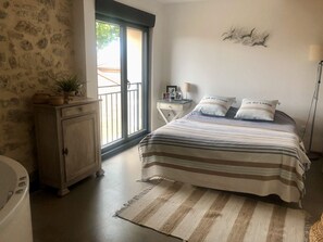 3 bedrooms, desk, free WiFi, bed sheets