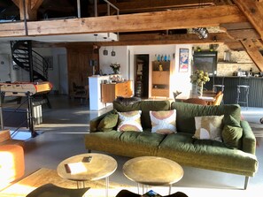 Smart-TV, Tischfußball, Bücher, Stereoanlage