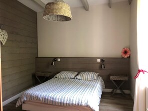 3 bedrooms, iron/ironing board, travel cot, WiFi - Between Sarlat and Bergerac, charming country house in a lovely hamlet. (LOLME)