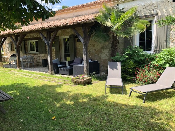 Terrace/patio - Between Sarlat and Bergerac, charming country house in a lovely hamlet. (LOLME)