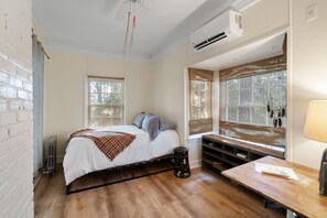 6 bedrooms, desk, iron/ironing board, WiFi
